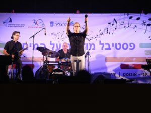 אלעד גולדמן - הפעלות למבוגרים - זמר מומלץ לאירועים - מנחה ערב שירה בציבור, קריוקי סוחף