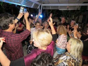 אלעד גולדמן - מפעיל למבוגרים - זמר מומלץ לאירועים - מנחה ערב שירה בציבור, קריוקי סוחף