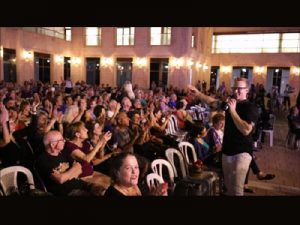 אלעד גולדמן - הפעלות למבוגרים - זמר מומלץ לאירועים - מנחה ערב שירה בציבור, קריוקי סוחף