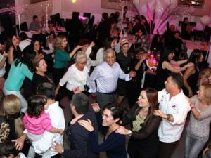 אלעד גולדמן - מפעיל למבוגרים - זמר מומלץ לאירועים - מנחה ערב שירה בציבור, קריוקי סוחף