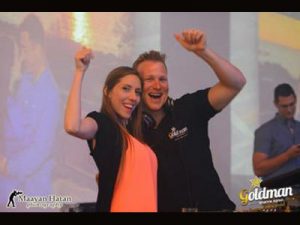 אלעד גולדמן - הפעלות למבוגרים - זמר מומלץ לאירועים - מנחה ערב שירה בציבור, קריוקי סוחף