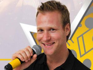 אלעד גולדמן - זמר מומלץ לאירועים - מפעיל למבוגרים - ערב שירה בציבור וקריוקי