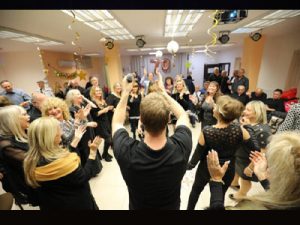 אלעד גולדמן - מפעיל לאירועים - זמר מומלץ למבוגרים - מנחה ערב שירה בציבור וקריוקי