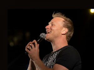 אלעד גולדמן - הפעלות למבוגרים - זמר מומלץ לאירועים - מנחה ערב שירה בציבור, קריוקי סוחף