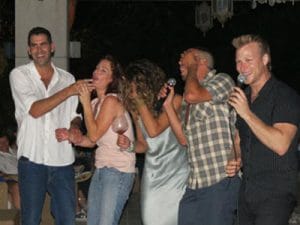 אלעד גולדמן - מפעיל לאירועים - זמר מומלץ למבוגרים - מנחה ערב שירה בציבור, קריוקי סוחף