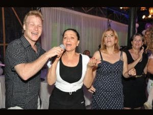 אלעד גולדמן - הפעלות למבוגרים - זמר מומלץ לאירועים - מנחה ערב שירה בציבור, קריוקי סוחף