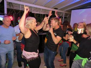 אלעד גולדמן - הפעלות למבוגרים - זמר מומלץ לאירועים - מנחה ערב שירה בציבור, קריוקי סוחף