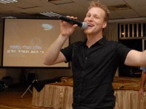 אלעד גולדמן - זמר מומלץ לאירוע - הפעלות למבוגרים - זמר לאירועים - מנחה ערב שירה בציבור, ערב קריוקי
