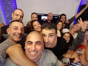 לצחוק פי שניים - הפעלות לימי הולדת למבוגרים ומשחקי חברה מצחיקים