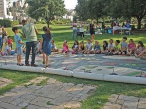 אוטו ספיד - הפעלות יום הולדת מכוניות על שלט