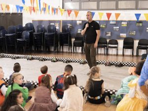 אוטו ספיד - הפעלות לימי הולדת - מכוניות על שלט