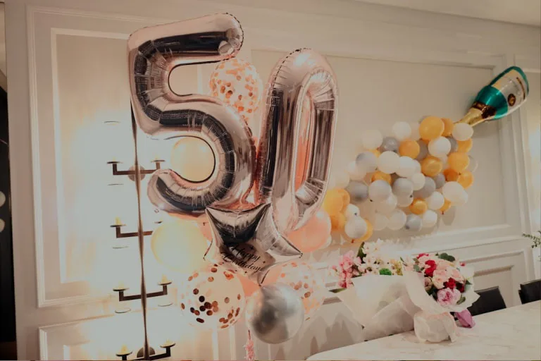 יום הולדת 50 עם בלונים וקישוטים
