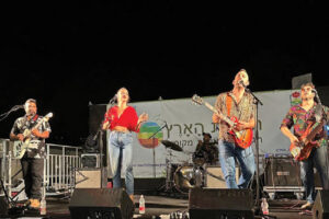 דאבל קאסט - להקת קאברים לאירועים - להקה לחתונה, בר/בת מצווה, אירועי חברה לעובדים, להקת קאבר מומלצת בטירוף.