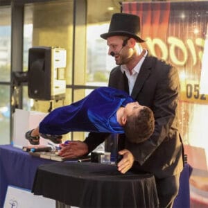 אילון הקוסם - קוסם מצחיק ליום הולדת לילדים ונוער