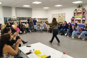 פעילות גיבוש מצחיקה לחברות עסקים - "הולכים על זה" - בהנחיית הקומיקאי שגיא לוי