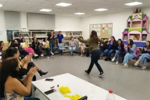 פעילות גיבוש מצחיקה לחברות עסקים - "הולכים על זה" - בהנחיית הקומיקאי שגיא לוי