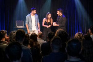 מופע של אמן חושים לאירוע חברה על במה עם משתתפים מהקהל